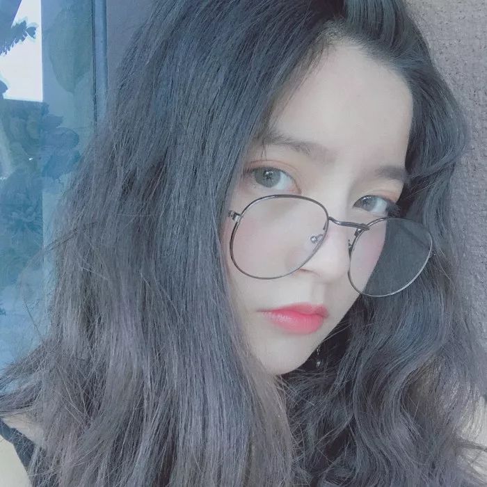 根据你的脸型和眼镜选发型,怎么选择适合自己的发型和眼镜