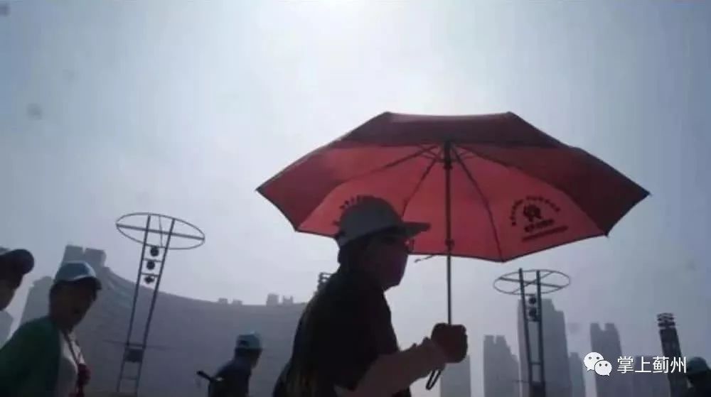 外国旅客在蓟州爬长城,夏天八达岭中暑