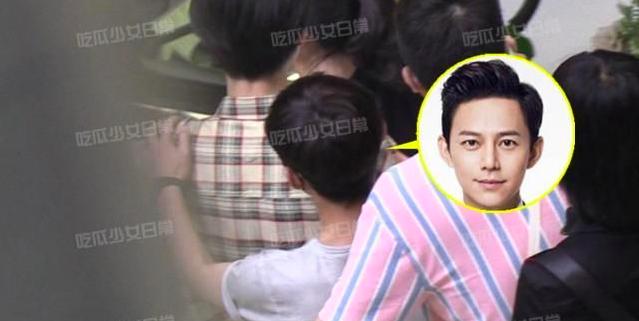 何炅同行小鲜肉同游,何炅和小鲜肉携手逛街