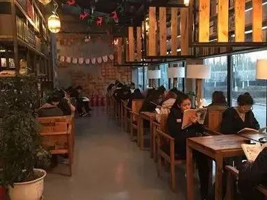 都上央视了！大学校园书店怎么突然这么火？