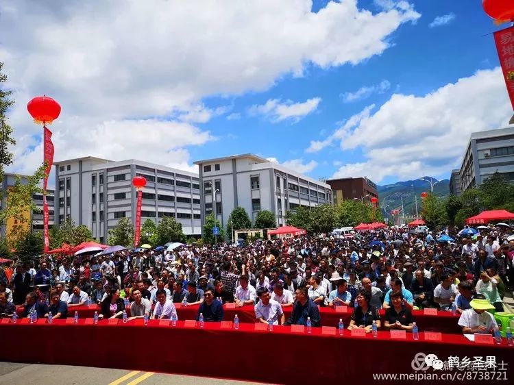 红路彩旗舞易地搬迁擂战鼓