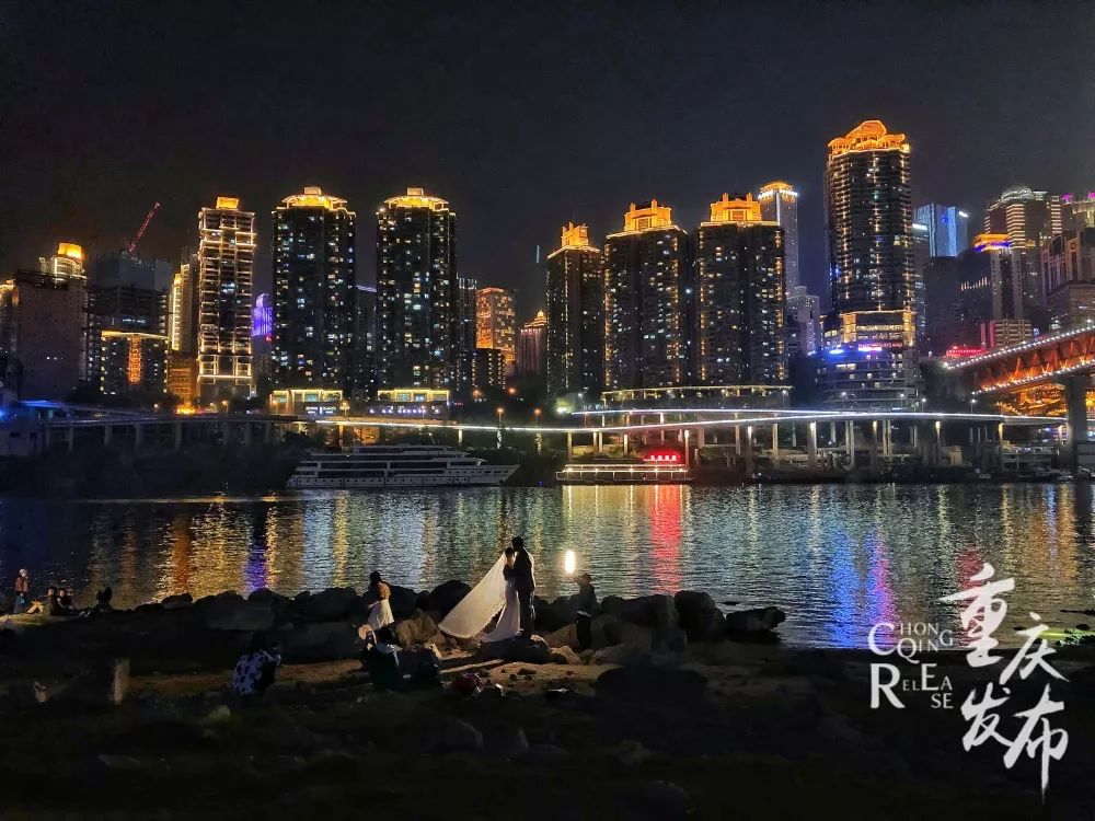 山城重庆夜晚如此宁静而美丽,夜晚的重庆格外迷人