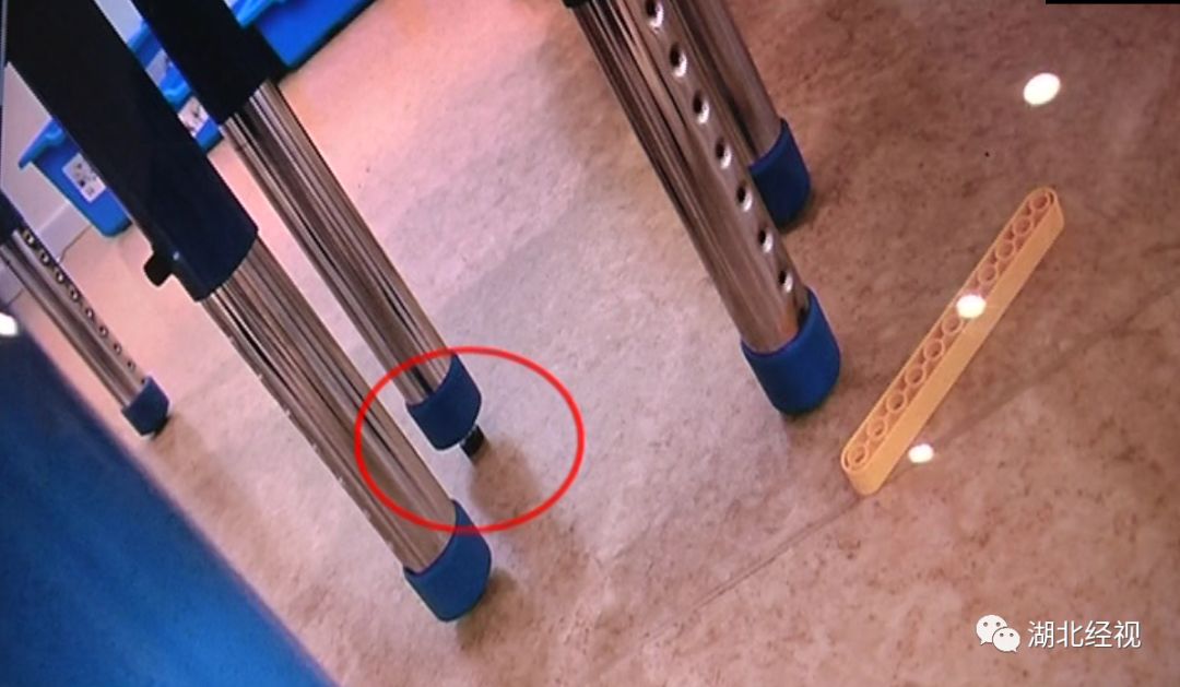 培训课堂上桌子倾倒，5岁女孩2根手指受伤！指腹坏死，后期还需要多次手术