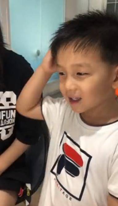 何洁儿子七宝展示才艺,何洁和七宝合影