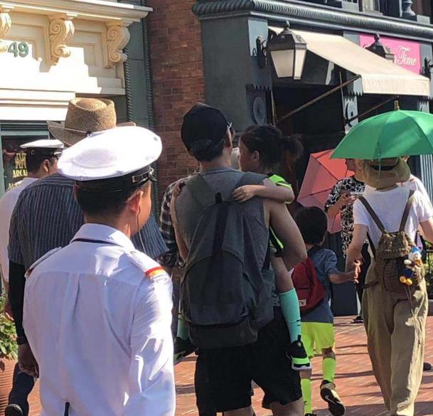 迪士尼偶遇邓超孙俪同框,邓超孙俪带孩子去迪士尼游玩