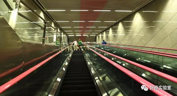 电梯扶手为什么比电梯快,电梯的扶手为什么比脚下站的要快