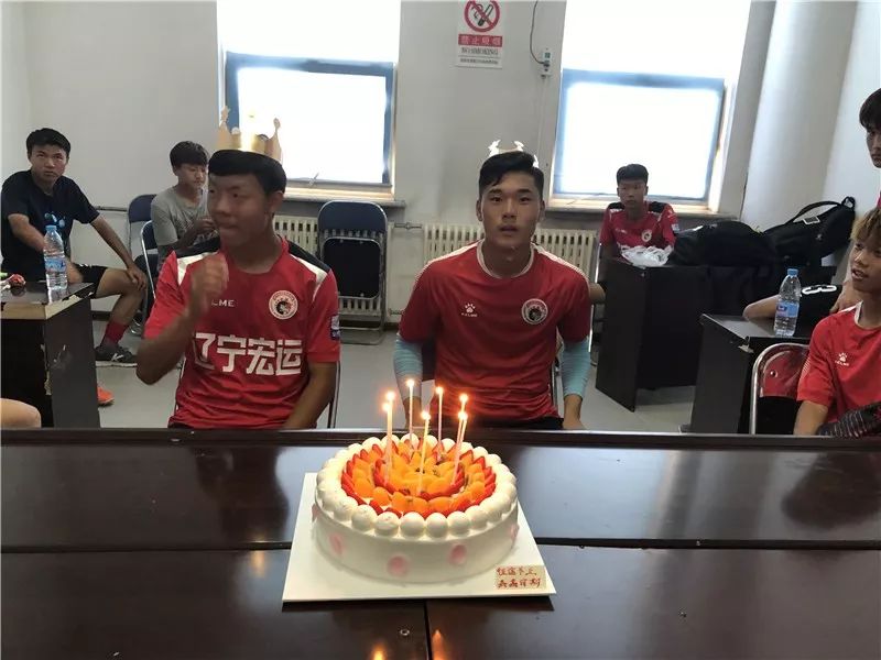 足球青训过生日,鲁能青训队员生日
