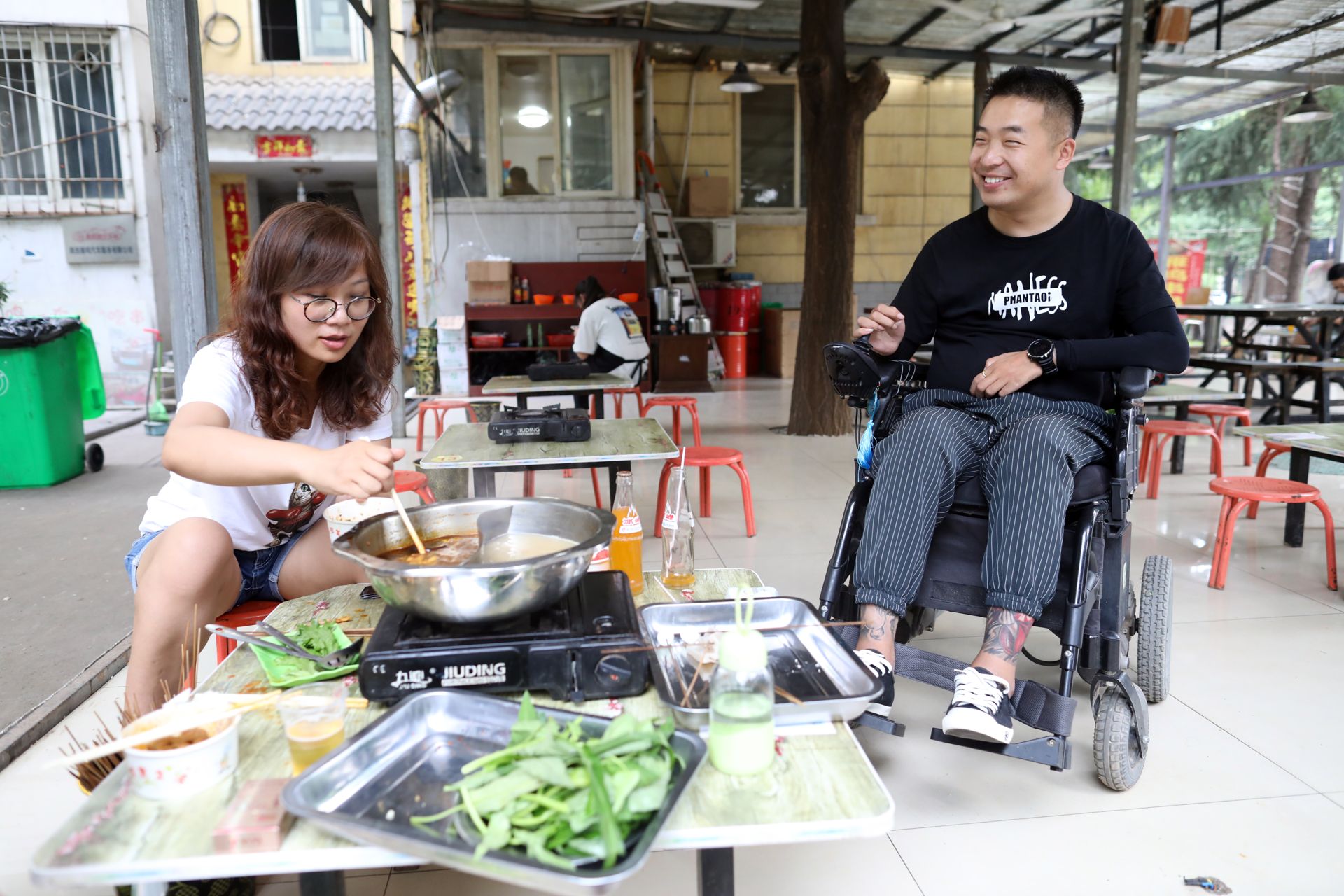 车祸致瘫痪自主创业投身公益这家串串店有位“轮椅哥”