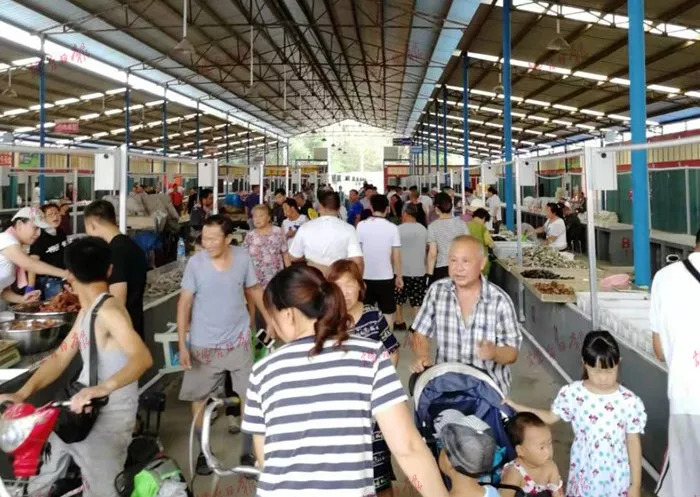 果然是金字招牌！红利市场新址今天开张很火爆，新老顾客盈门