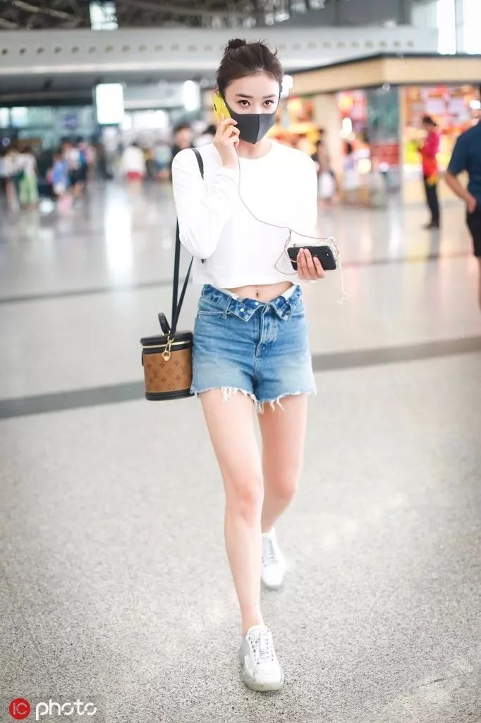 宋茜的衣服为什么这么高,宋茜一身醒目的白色套装