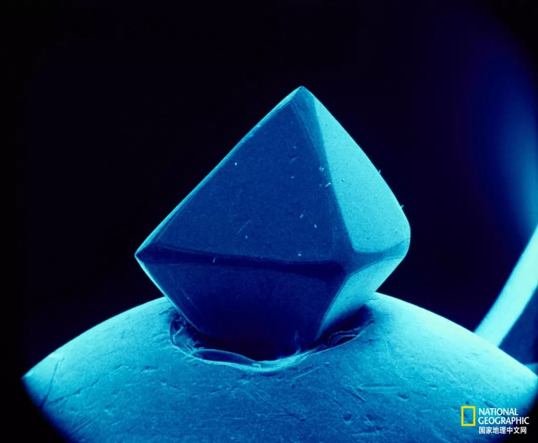 钻石有荧光不值钱 (钻石本来不值钱)