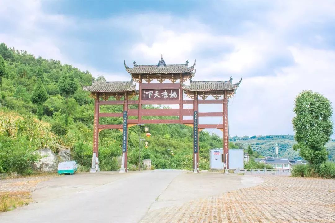 周末陪家人游大自然,周末陪家人到郊外游玩