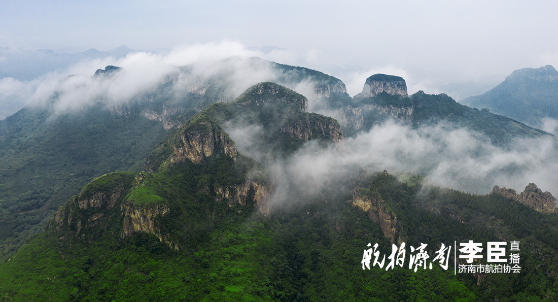 雨后济南出现云海美景,济南南部山区雨中云雾缭绕似仙境