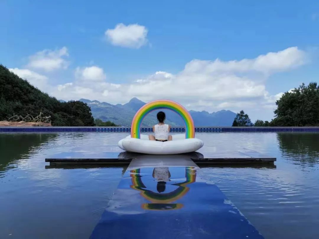 这里好好耍~周末到药王谷玩大人的摇摇船、玻璃水滑道、高空情侣桥、爱的丛林飞越……