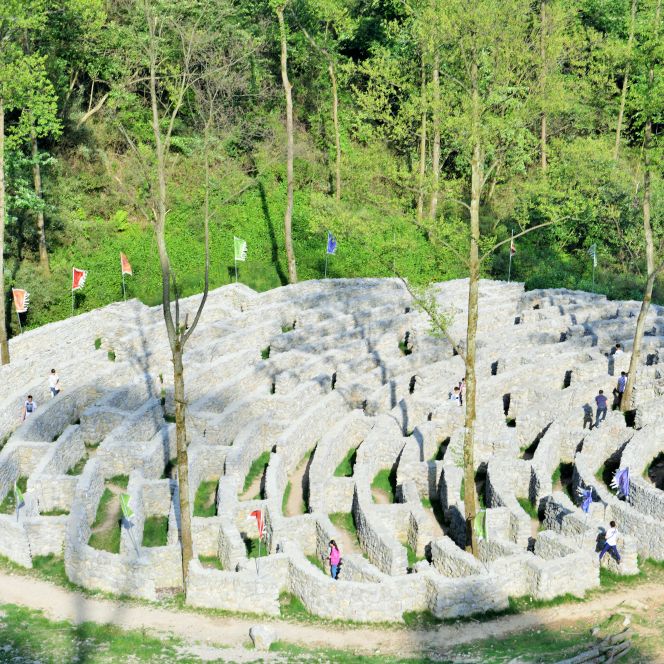 这里好好耍~周末到药王谷玩大人的摇摇船、玻璃水滑道、高空情侣桥、爱的丛林飞越……