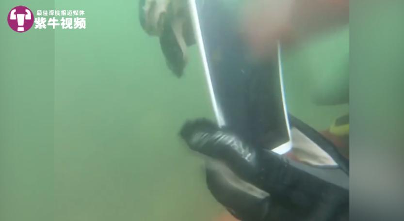 两个手机沉在河底3年被捞出,手机沉河底3年被捞出