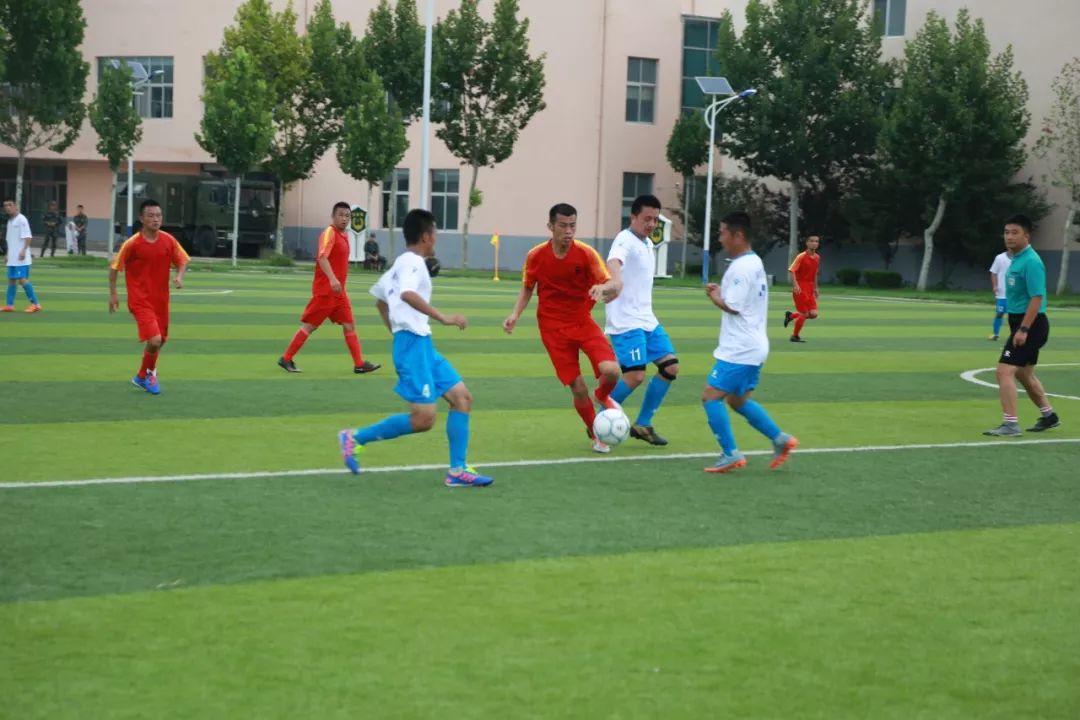 强军杯“卫士动力”业余足球比赛上演强强对决，*警武**聊城支队首先抢得出线主动权