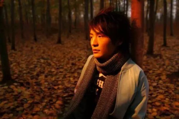 为什么朴树这么火,为什么朴树弹吉他左手不动