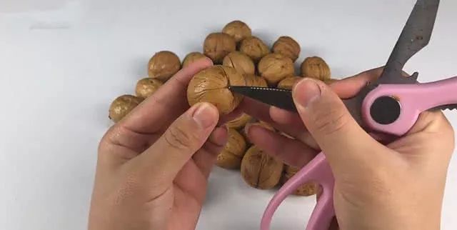 剥核桃如此简单再也不用小心,核桃剥外衣最简单的方法