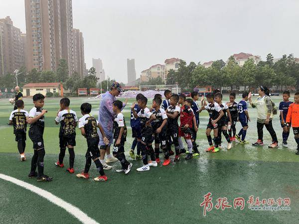 “哥德杯中国”世界青少年足球赛雨中开踢