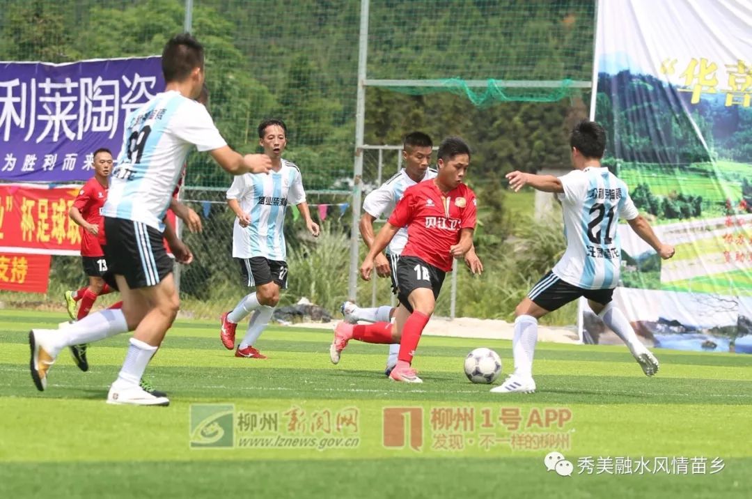 不用再在泥地里踢球啦！融水大山里的这块绿茵场圆了“草根足球梦”