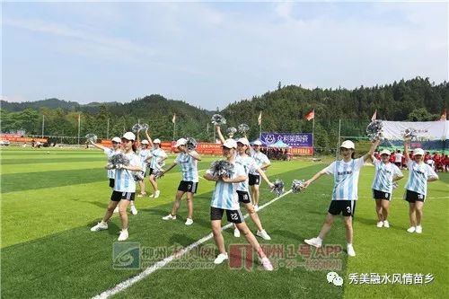 不用再在泥地里踢球啦！融水大山里的这块绿茵场圆了“草根足球梦”