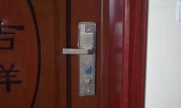 晚上睡觉前记得在门把手挂条毛巾,钥匙插在门上忘了拔有什么后果