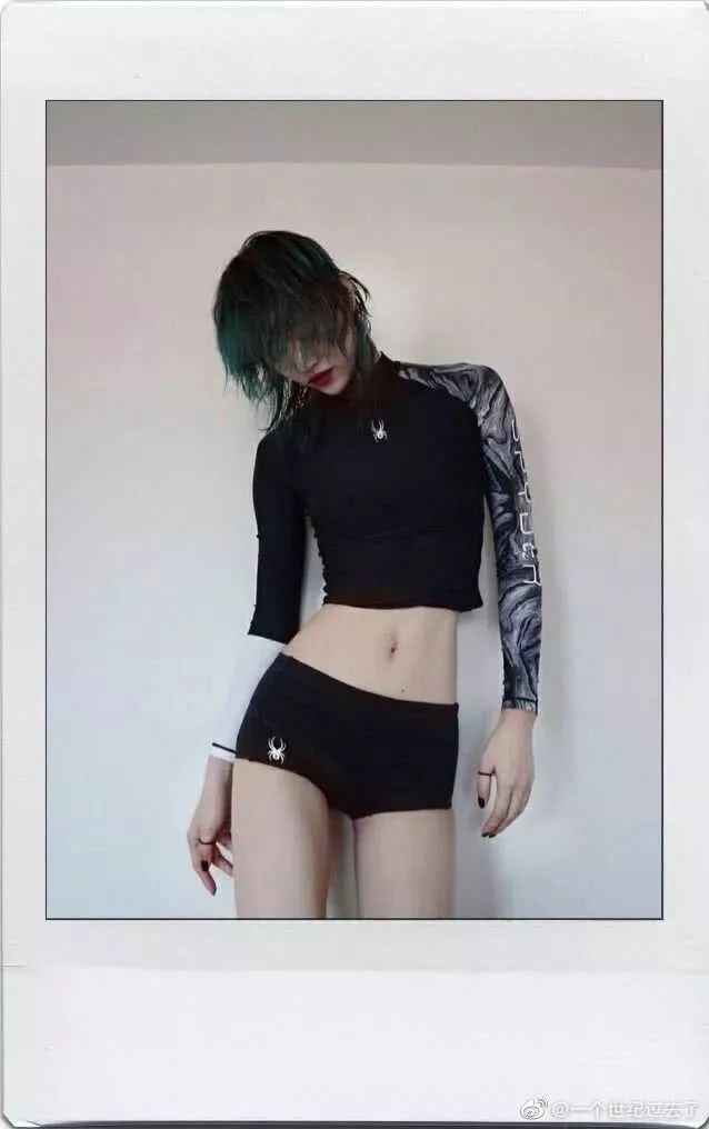 比起穿黑婚纱结婚，她们还可以更酷