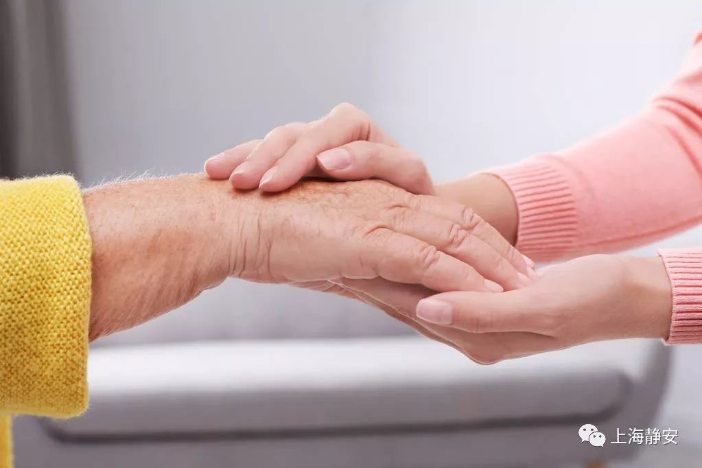 摔一跤，胸前竟长出七斤半“足球”，医生见到后惊呼……