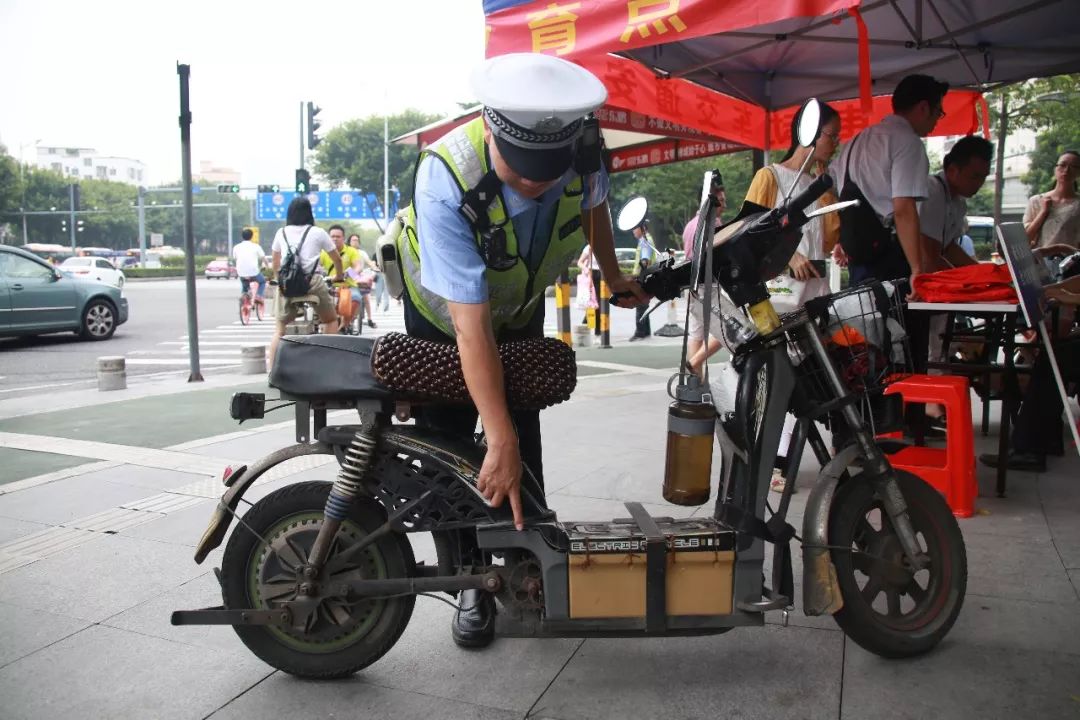 交警查电动车超载搞笑视频,佛山禅城交警查超载最新消息