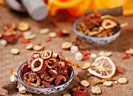 山楂这样做比冰糖葫芦还好吃,山楂冰糖葫芦怎么做才不会酸涩