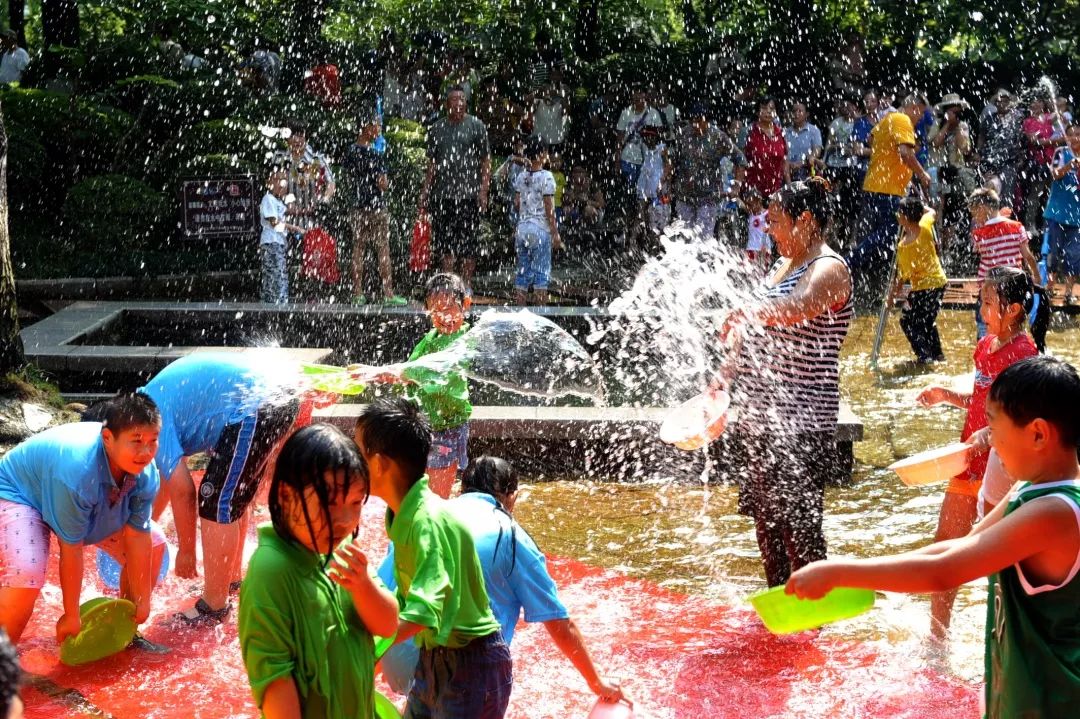 五龙潭泼水节全景图,济南五龙潭第八届泼水节