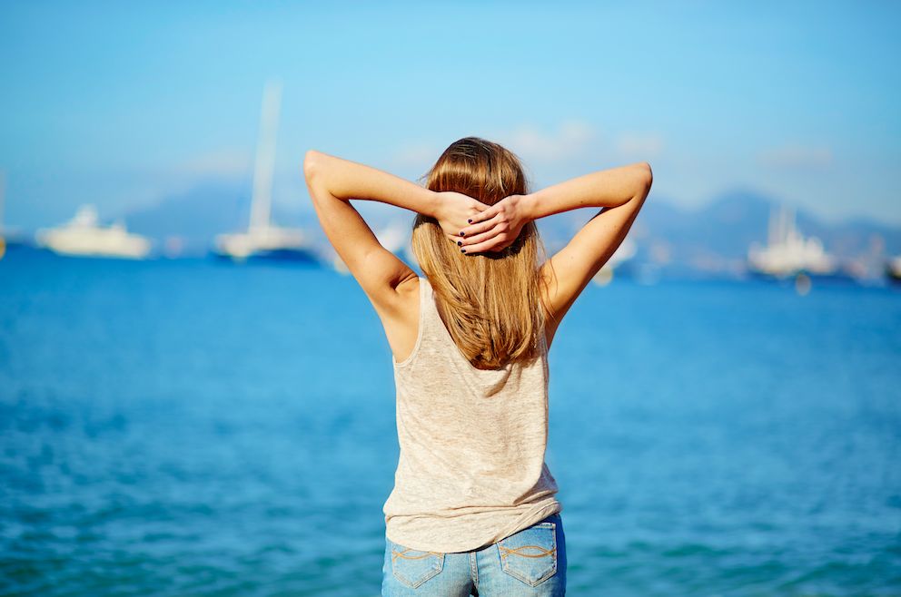 女生年纪轻轻脱发严重的几个原因,女生脱发秃顶掉发严重怎么办