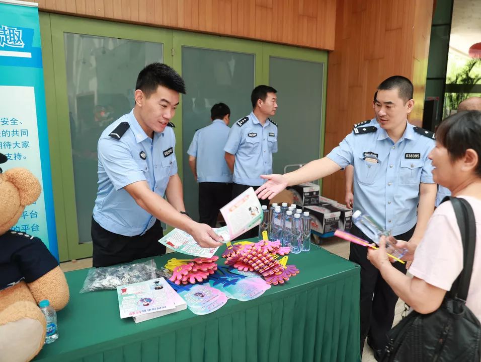 公安局进家门宣传防诈骗,公安反诈进社区宣传日