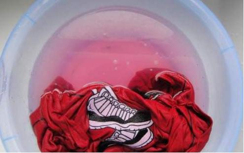 黑衣服褪色发红怎么恢复小妙招,洗黑色衣服不褪色的妙招