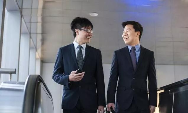 领导让你买东西但没给钱,高情商员工不直接要,而是这样做