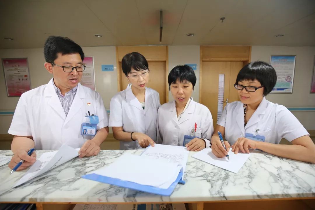 妇产科首例腹腔镜剔除子宫肌瘤,腹腔镜子宫肌瘤11厘米剔除术