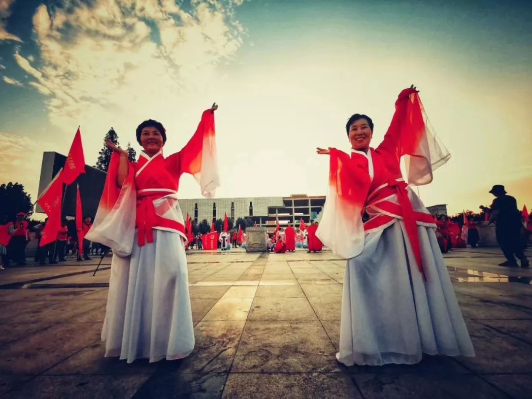 莒县千人同跳一支舞,山东莒县青春快闪