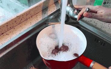 葡萄上有黑点洗不掉是咋回事,葡萄上有白霜怎么能洗掉