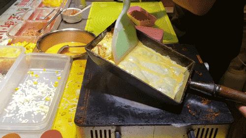 夜太美，尽管再催肥，总有人围着小摊排着队