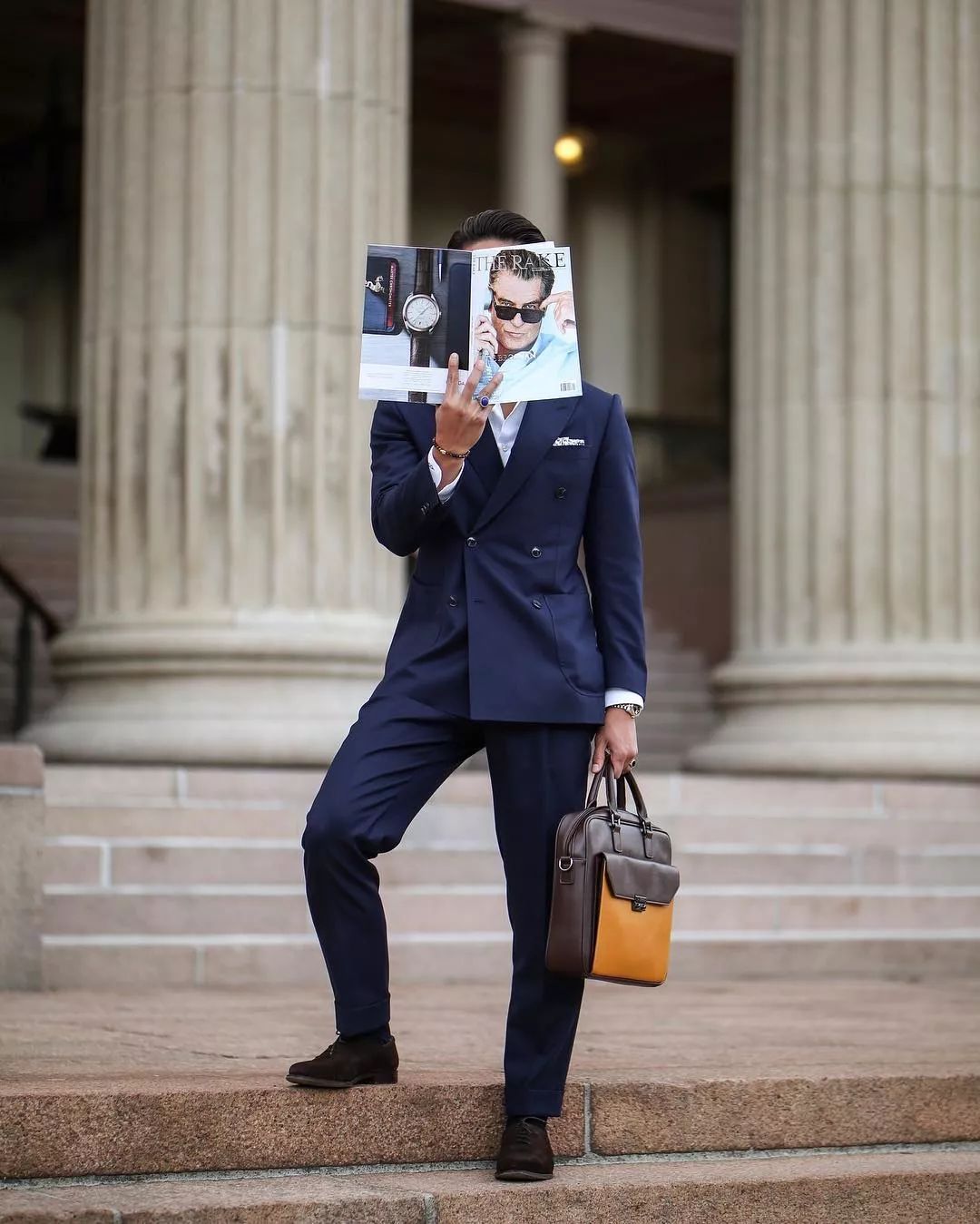 没机会参与严肃社交的男人，当然不会在乎自己的包是否体面｜基本款