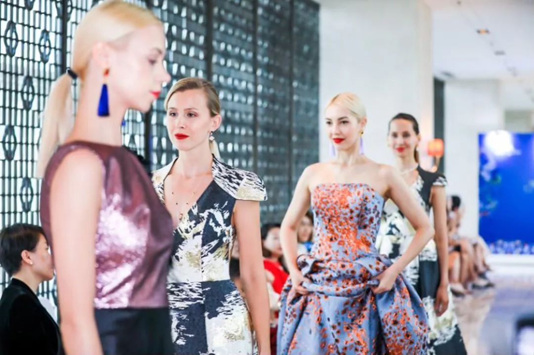 北京金融街丽思卡尔顿酒店携手“SAINTLALUNA”女装举办“云影·丝罗”早秋艺术高定发布