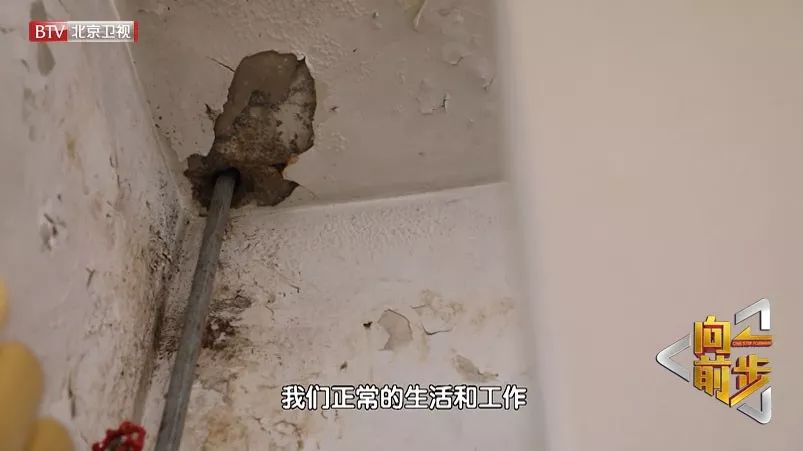 10年的楼顶漏雨谁负责维修呢,楼房顶楼漏雨应该谁负责维修