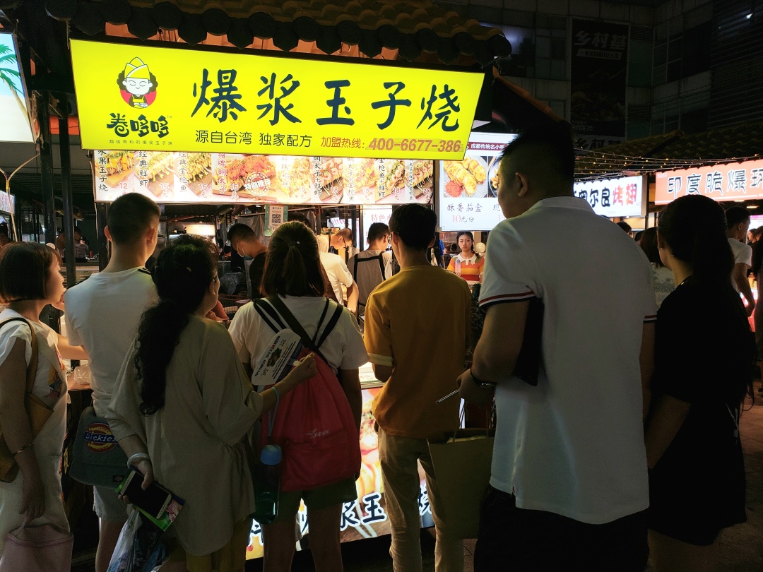 夜太美，尽管再催肥，总有人围着小摊排着队