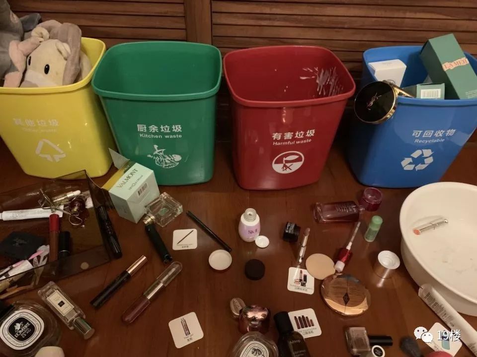 熊孩子垃圾分类妈妈崩溃了,熊孩子打翻垃圾妈妈崩溃