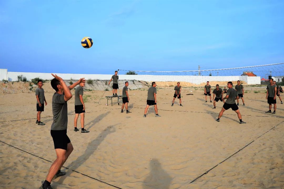 沙滩足球花式动作,沙滩足球踢的是排球吗