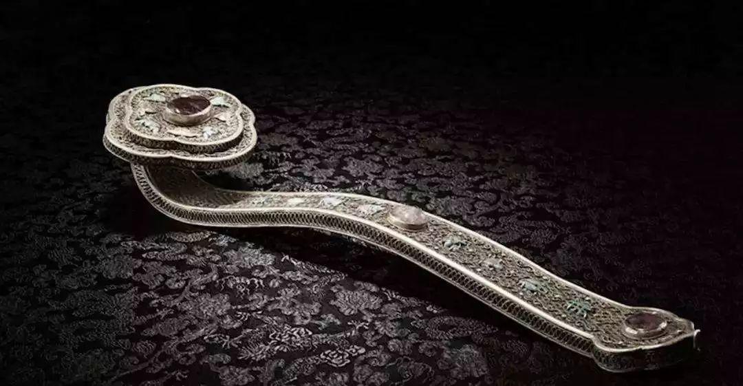 耗资11亿、重达1280吨、40米高空上的“莲花”建筑开花了！网友：扑面而来的中国风