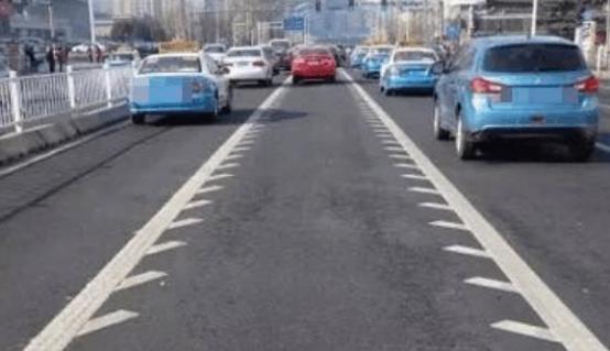 新手路上遇到锯齿车道,右车道锯齿车道该怎么走