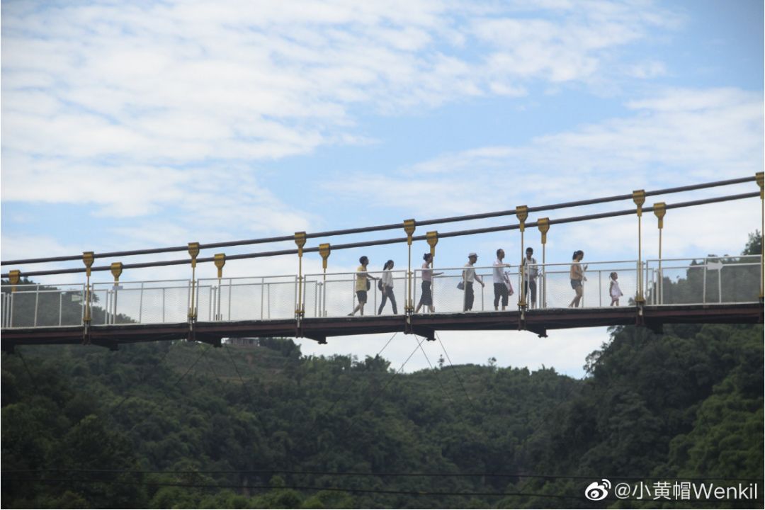 成都周边最好的玻璃栈道的景区,成都附近哪个景区有玻璃栈道