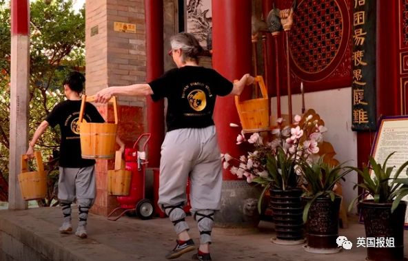 外国人在少林寺的日常训练,三个外国人来中国少林寺学武